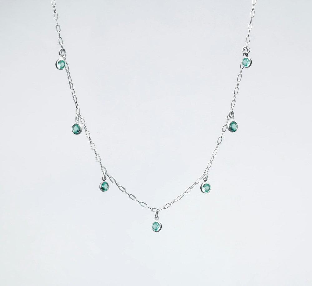 Collier chaîne fine avec petites pierres serties en argent 925