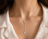 Collier Y porté au quotidien
