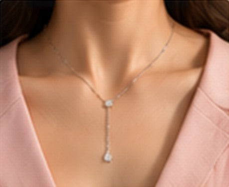 Collier Y porté au travail