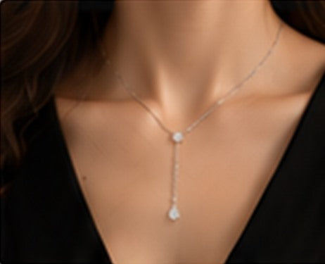 Collier Y porté en soirée
