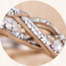 Bague Diamantine, pierre centrale et anneau entrelacé serti