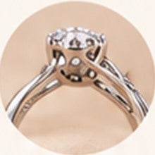 Bague Diamantine, pierre centrale et anneau entrelacé serti