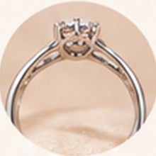 Bague Diamantine, pierre centrale et anneau entrelacé serti