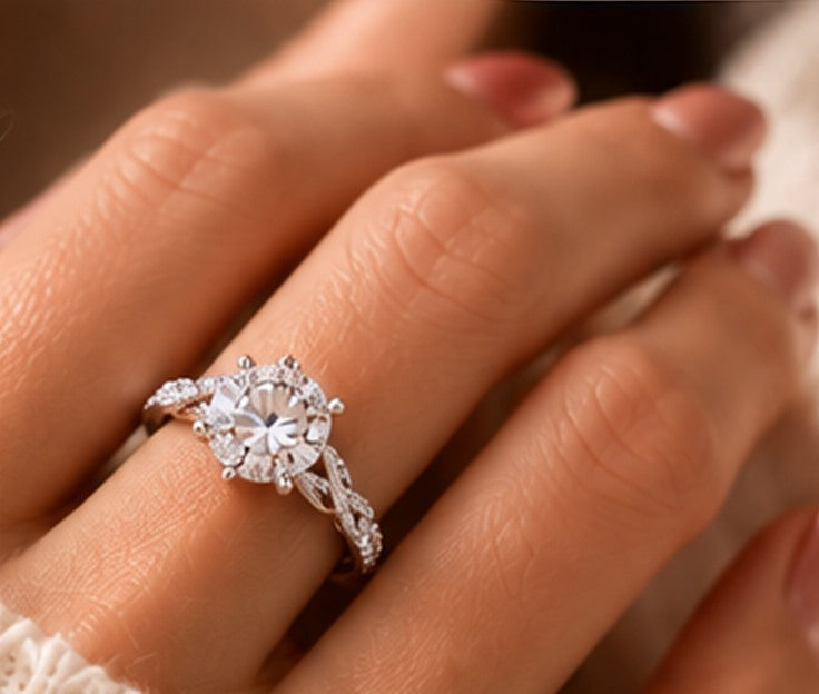Bague Diamantine portée à la main