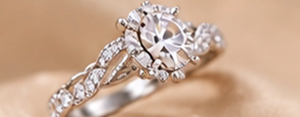 Bague Diamantine, pierre centrale et anneau entrelacé serti