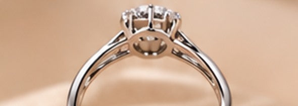 Bague Diamantine, pierre centrale et anneau entrelacé serti