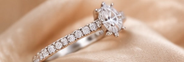 Bague Essentielle, pierre centrale et anneau pavé