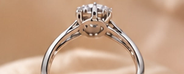 Bague Essentielle, pierre centrale et anneau pavé