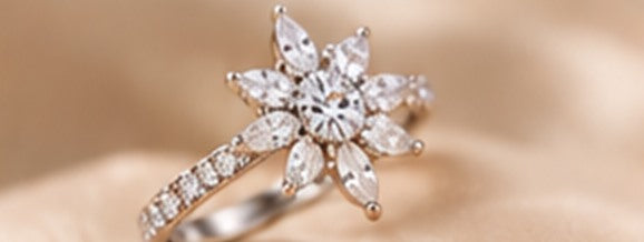 Bague Étoile Royale, motif en forme d'étoile