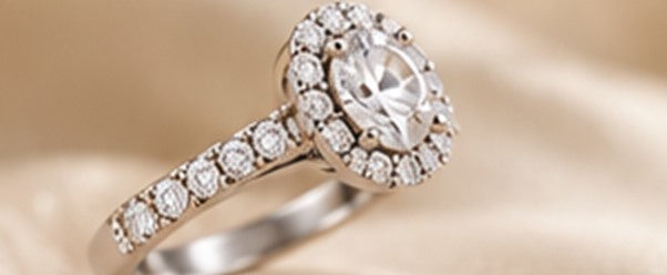 Bague Impériale, pierre ronde entourée d'un halo