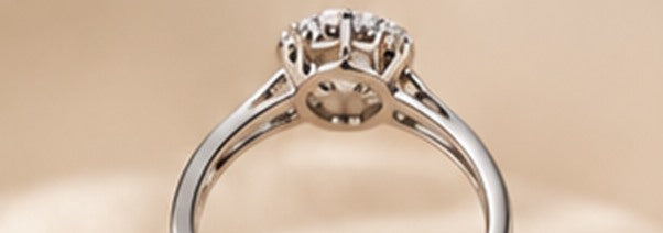 Bague Impériale, pierre ronde entourée d'un halo