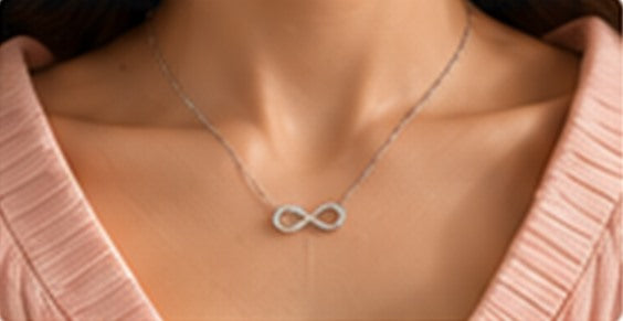 Collier L'Infini d'Azur porté au travail