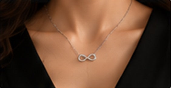 Collier L'Infini d'Azur porté en soirée