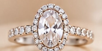 Pierre ovale scintillante de la bague Lumière