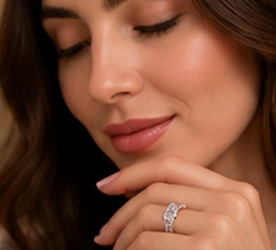 Femme portant la bague Lumière