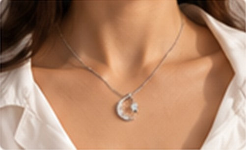 Collier Lune & Étoile porté au quotidien