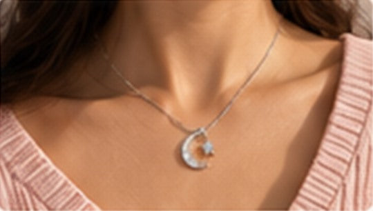 Collier Lune & Étoile porté au travail