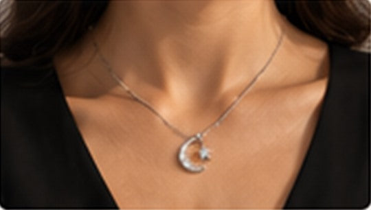 Collier Lune & Étoile porté en soirée