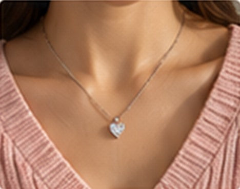 Collier Mini Cœur porté au travail
