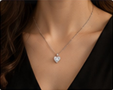 Collier Mini Cœur porté en soirée