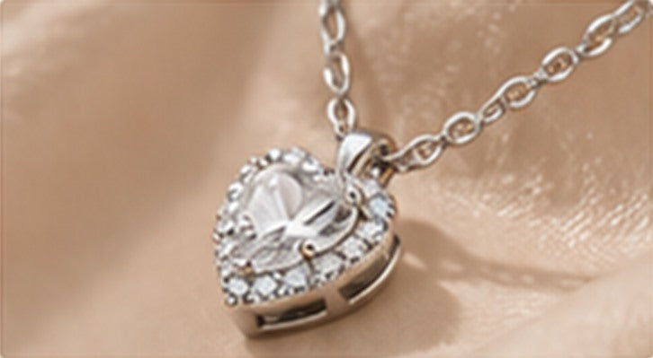 Pendentif cœur entouré de petites pierres