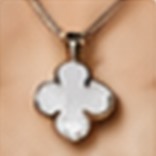 Pendentif trèfle en nacre — gros plan