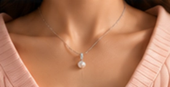 Collier Perle Blanche porté au travail