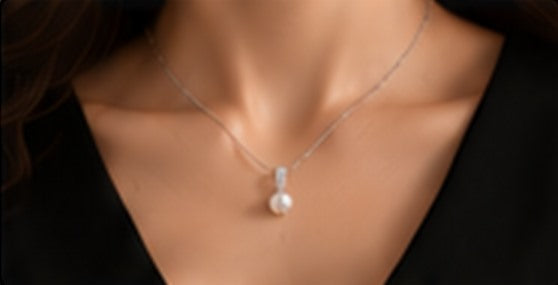 Collier Perle Blanche porté en soirée
