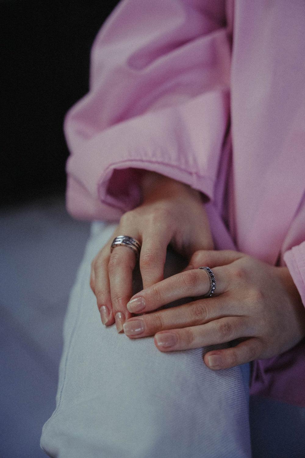 Bague en argent portée, style minimaliste