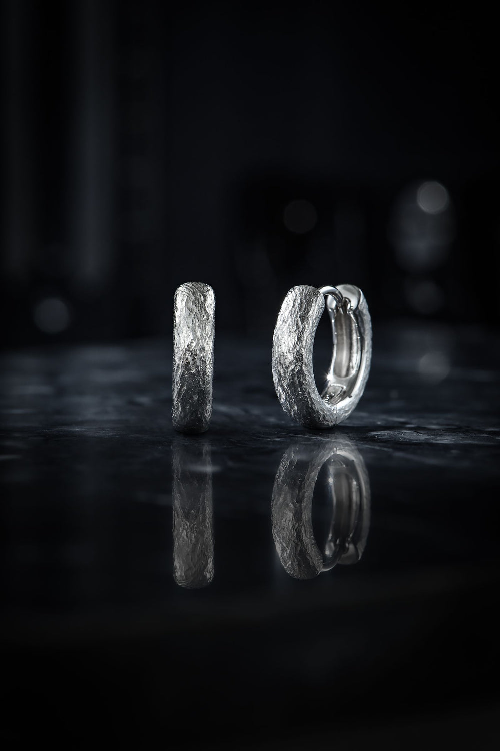 Créoles en argent 925 sur fond sombre