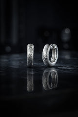 Créoles en argent 925 sur fond sombre
