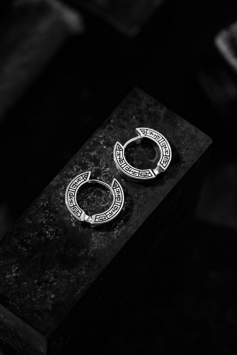 Créoles ciselées en argent, vue de détail