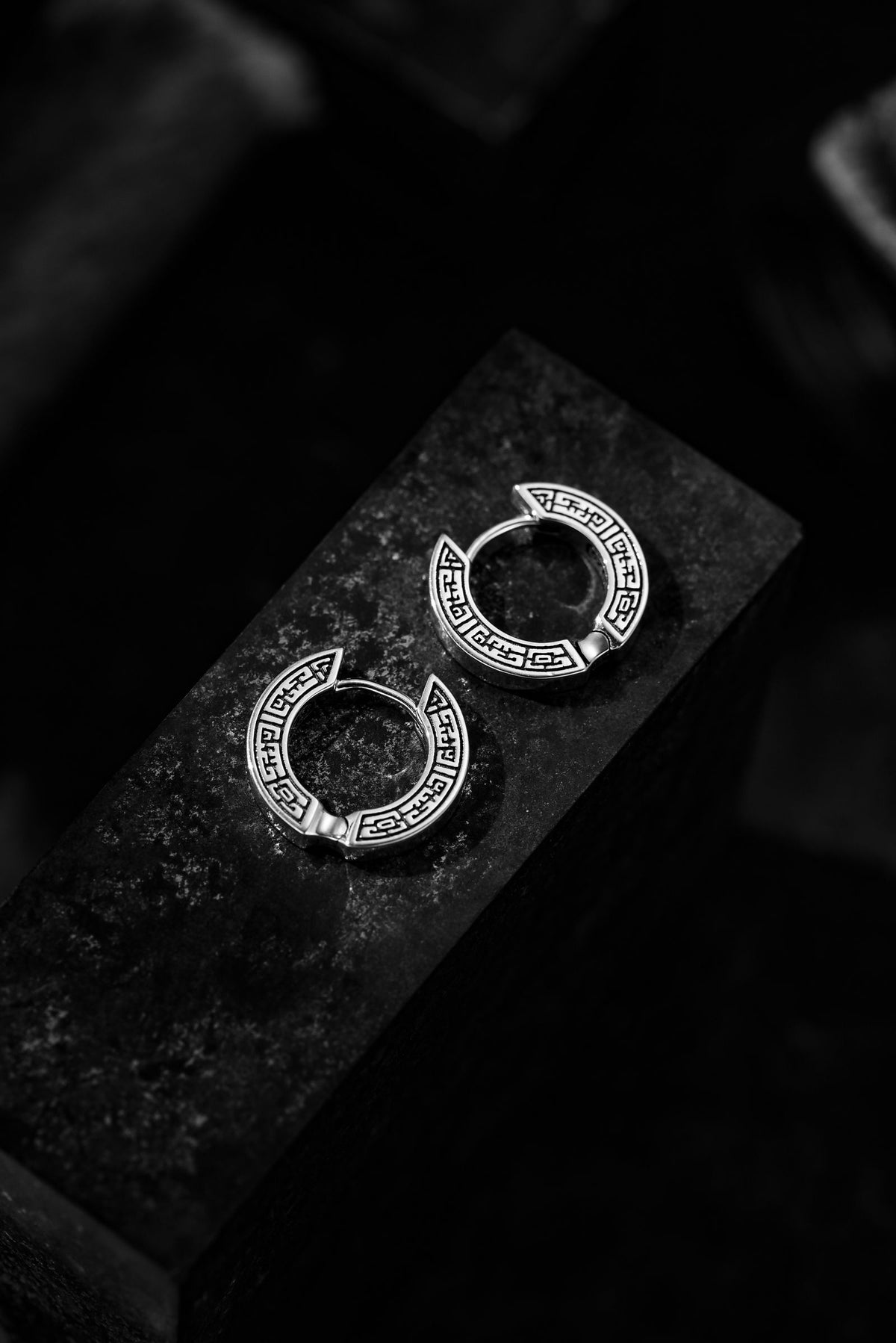 Créoles ciselées en argent, vue de détail