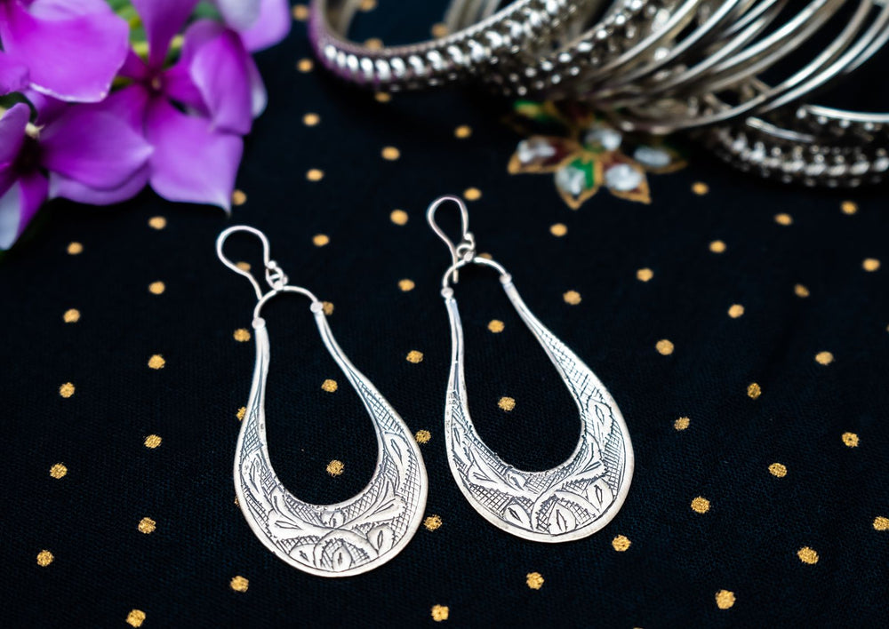 Boucles d'oreilles pendantes en argent ciselé