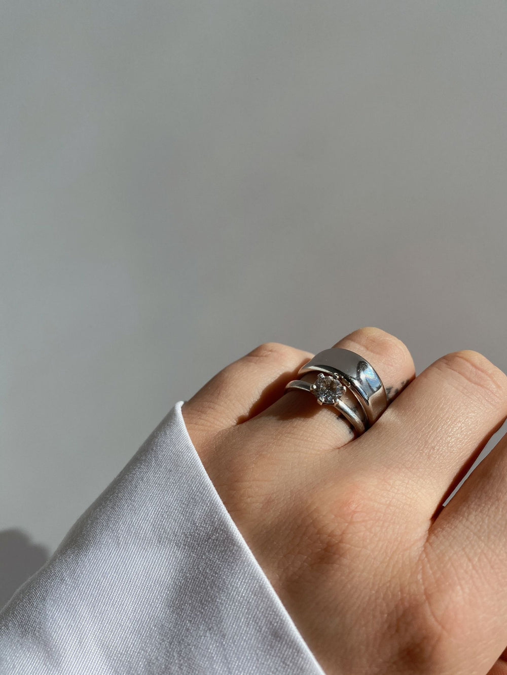 Bague en argent portée à la main