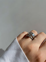 Bague en argent portée à la main