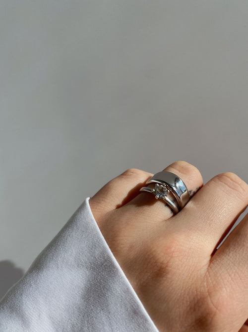 Bague en argent portée à la main