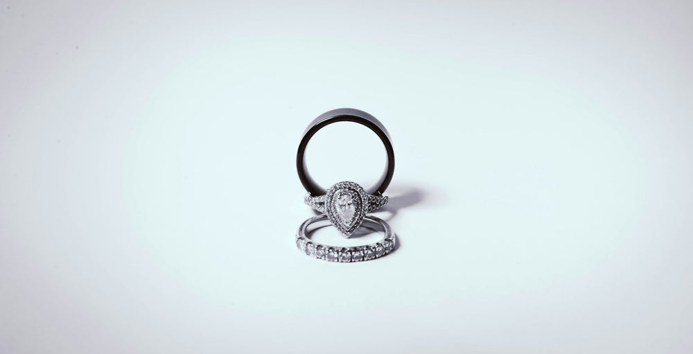 Bague en argent sur fond clair
