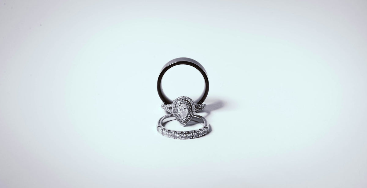 Bague en argent sur fond clair