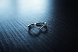 Bague fine en argent sertie de zircons