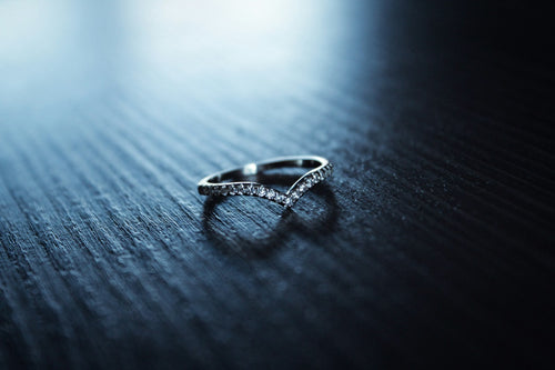 Bague fine en argent sertie de zircons
