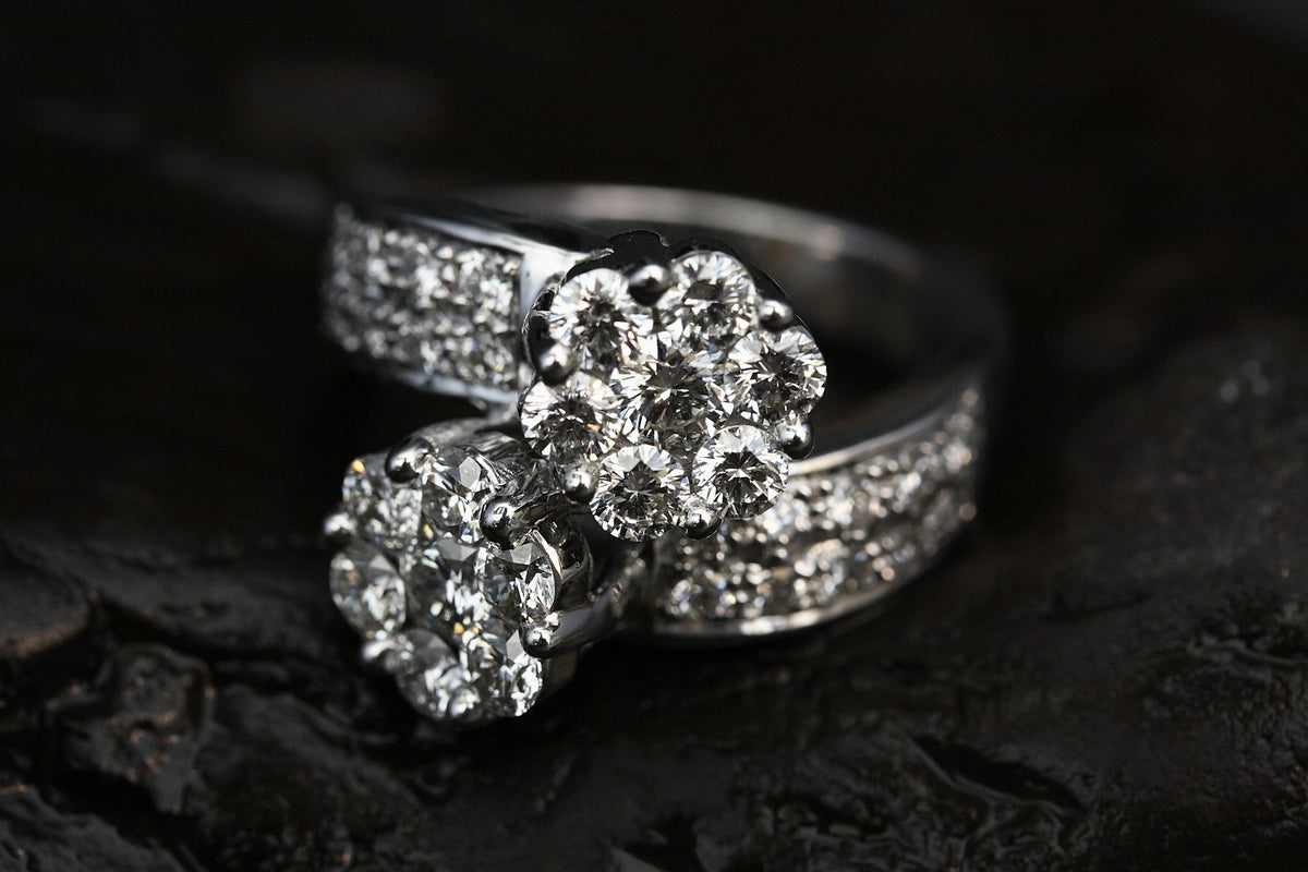 Bague fleur en argent sertie de zircons