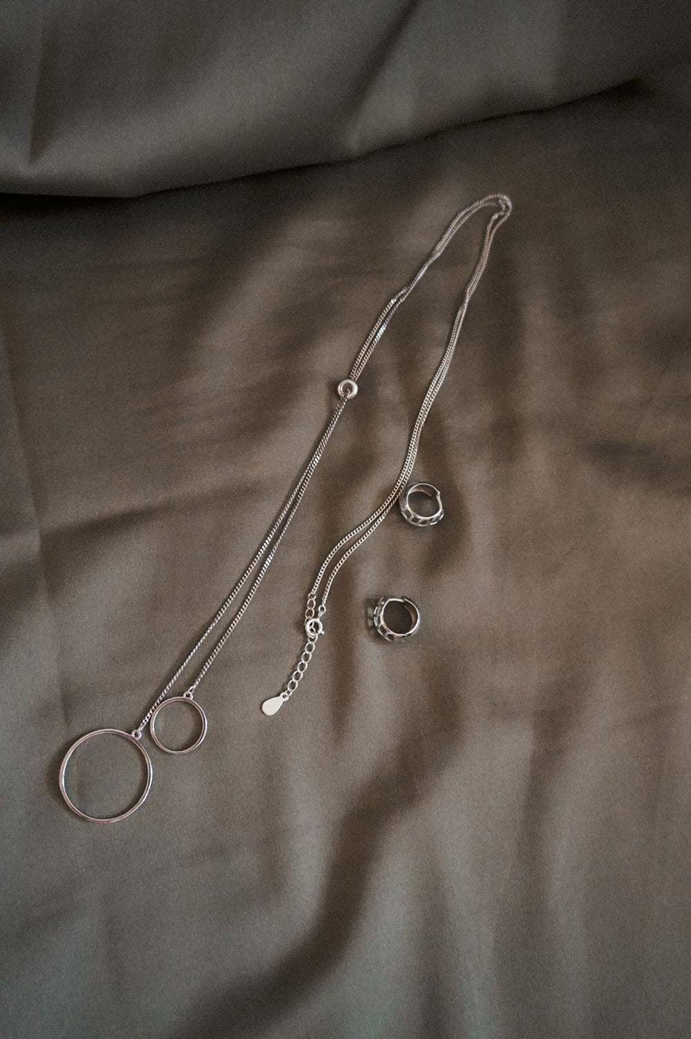 Collier fin en argent 925 sur tissu blanc