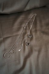 Collier fin en argent 925 sur tissu blanc