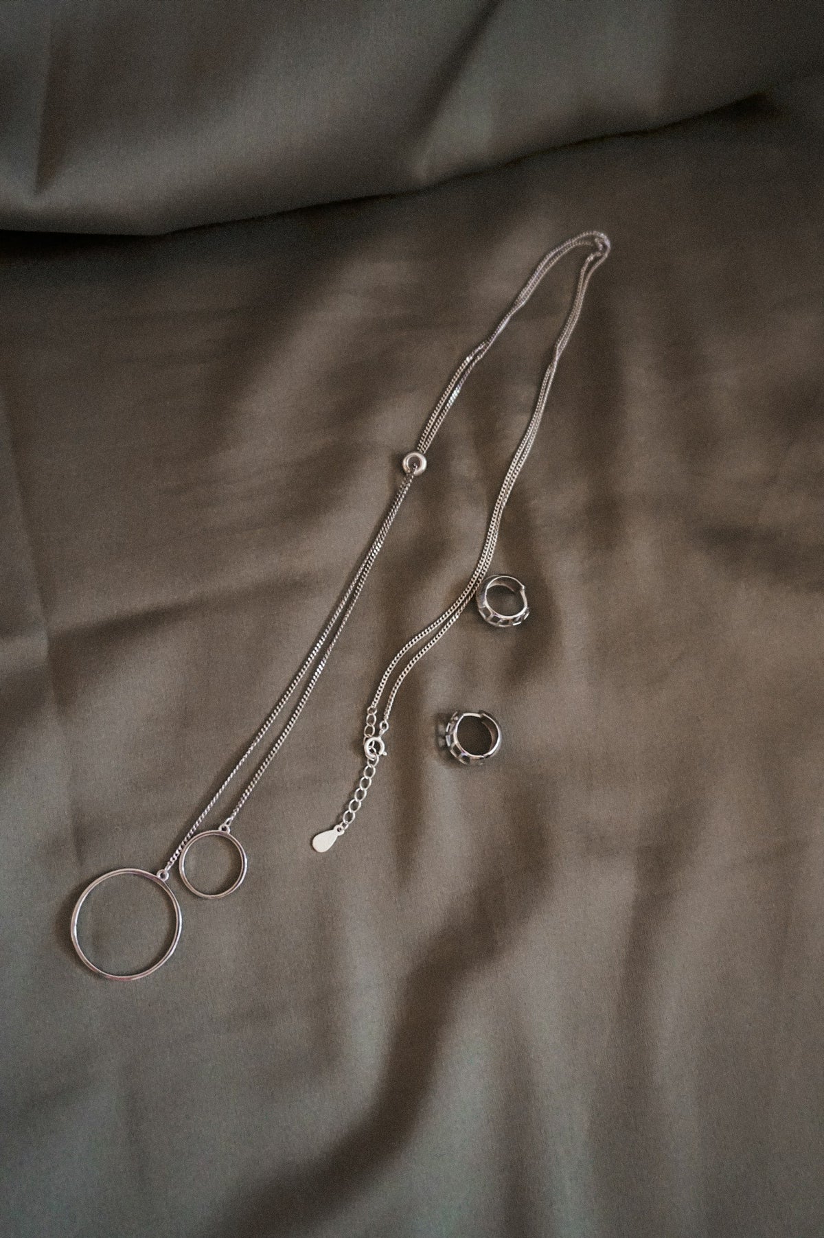 Collier fin en argent 925 sur tissu blanc