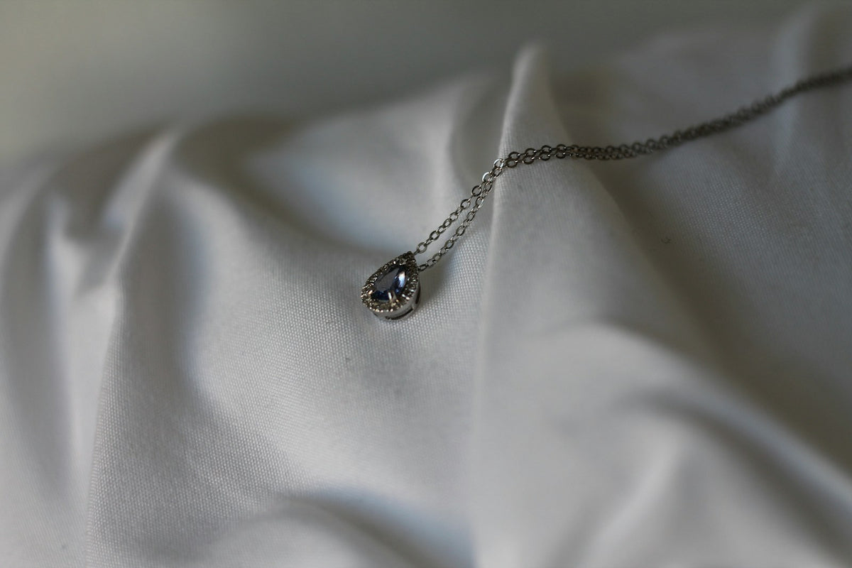 Collier argent 925 à pendentif goutte sur soie
