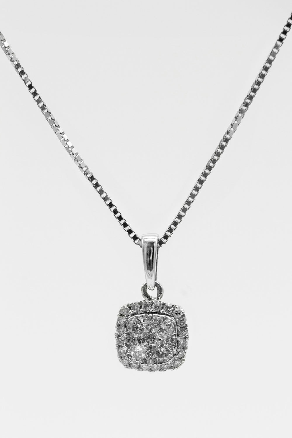 Collier pendentif zircons en argent 925 sur fond blanc