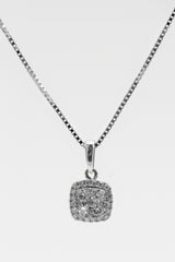 Collier pendentif zircons en argent 925 sur fond blanc