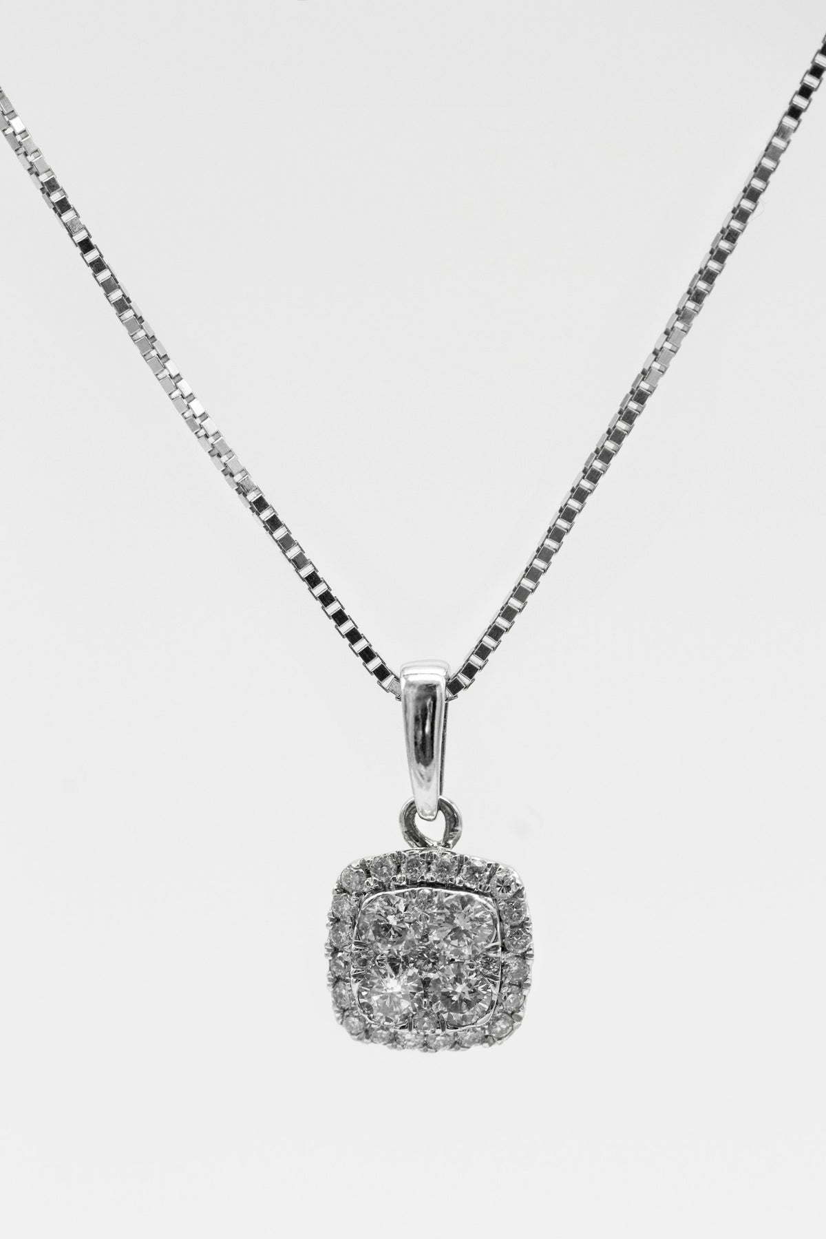 Collier pendentif zircons en argent 925 sur fond blanc