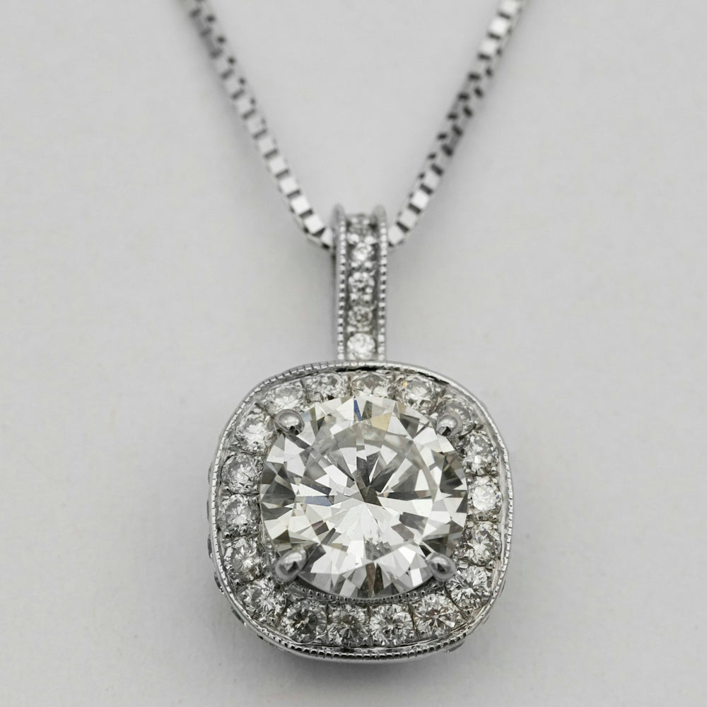 Gros plan sur le pendentif serti de zircons